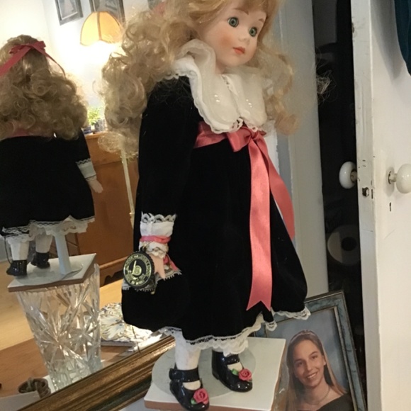 Brinn's 1988 Lindsey Collectible, Porcelain Doll - Picture 4 of 8